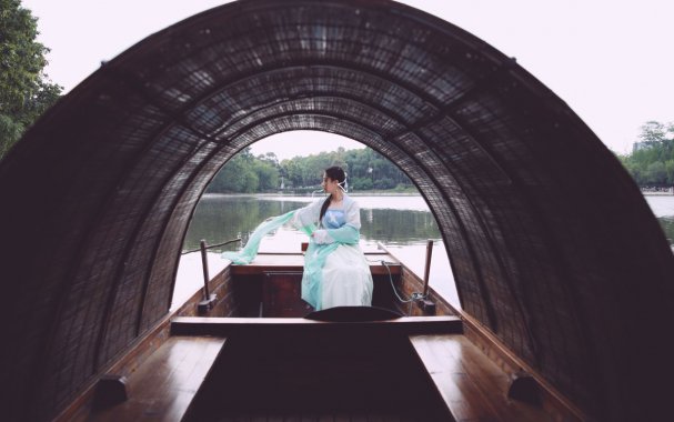 ��ͷ�ϵĹŷ纺����Ů4KͼƬ