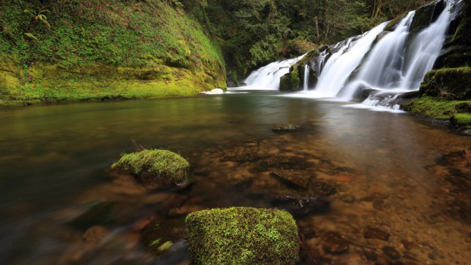 ��ɫ�����֣�Ϫ����̦޺��ʯͷ��4K������ͼƬ