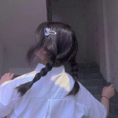 qqԸͷŮͷ˸