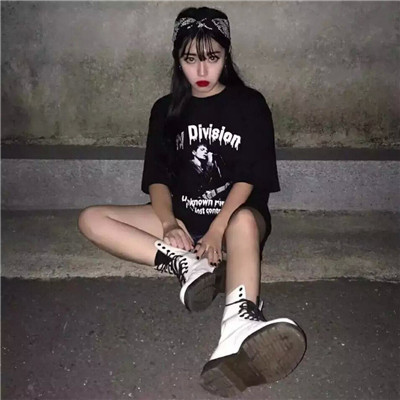 ÿĸŮͷȫᣬǿѹסŮ